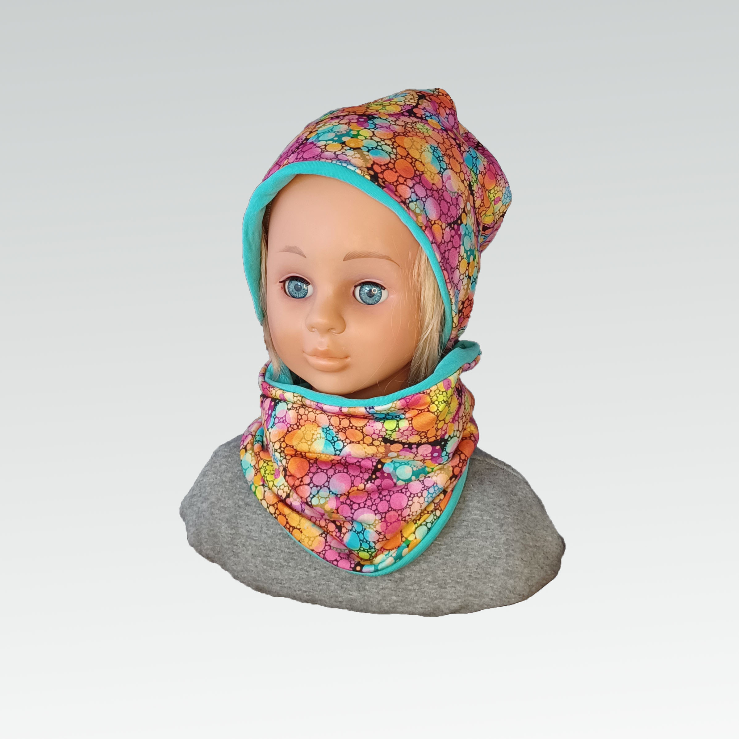 Puppenkopf mit Beanie und Loop - Jersey mit bunten blasenmotiv