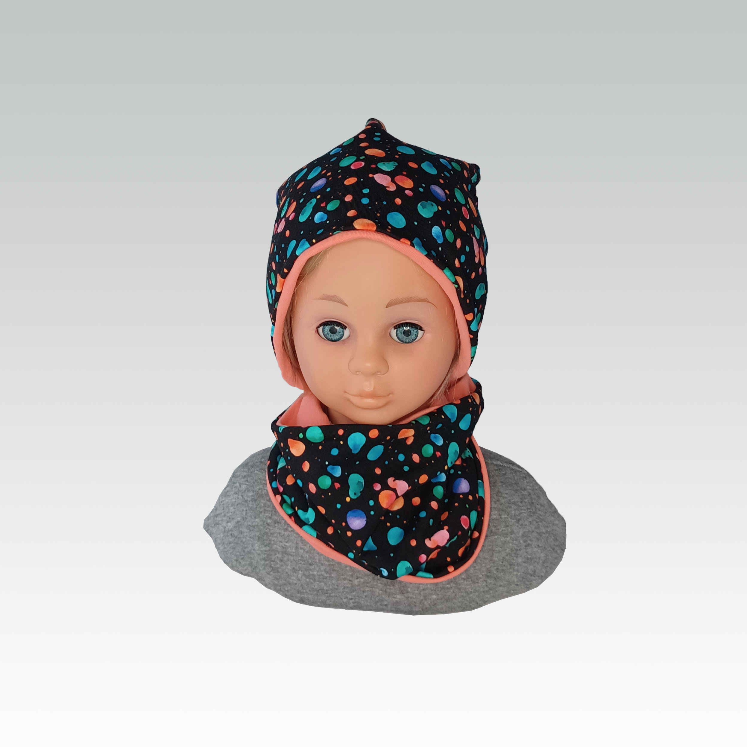Puppenkopf mit Beanie und Loop Grundfarbe schwarz mit bunten Punkten
